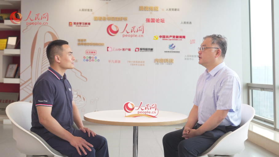 中共中央黨校（國(guó)家行政學(xué)院）國(guó)家治理教研部副主任李江濤（右）接受采訪。人民網(wǎng)記者 王紹紹攝