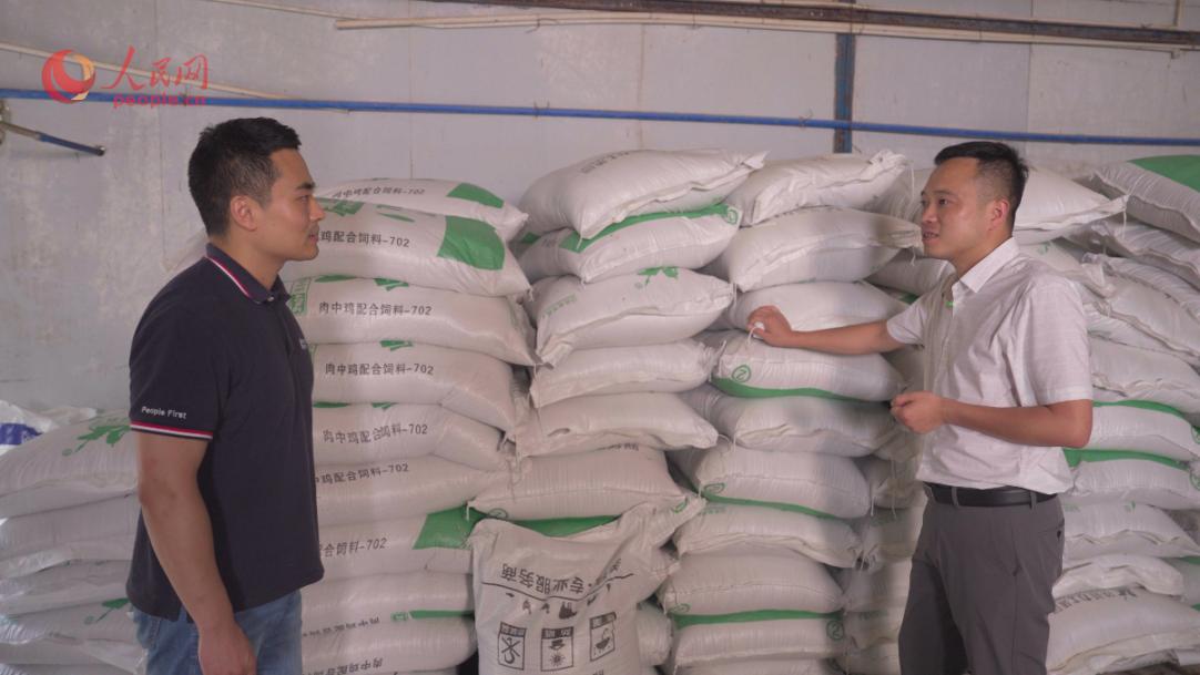 文圣農(nóng)業(yè)開(kāi)發(fā)有限公司任志軍（右）接受采訪。人民網(wǎng)記者 王紹紹攝