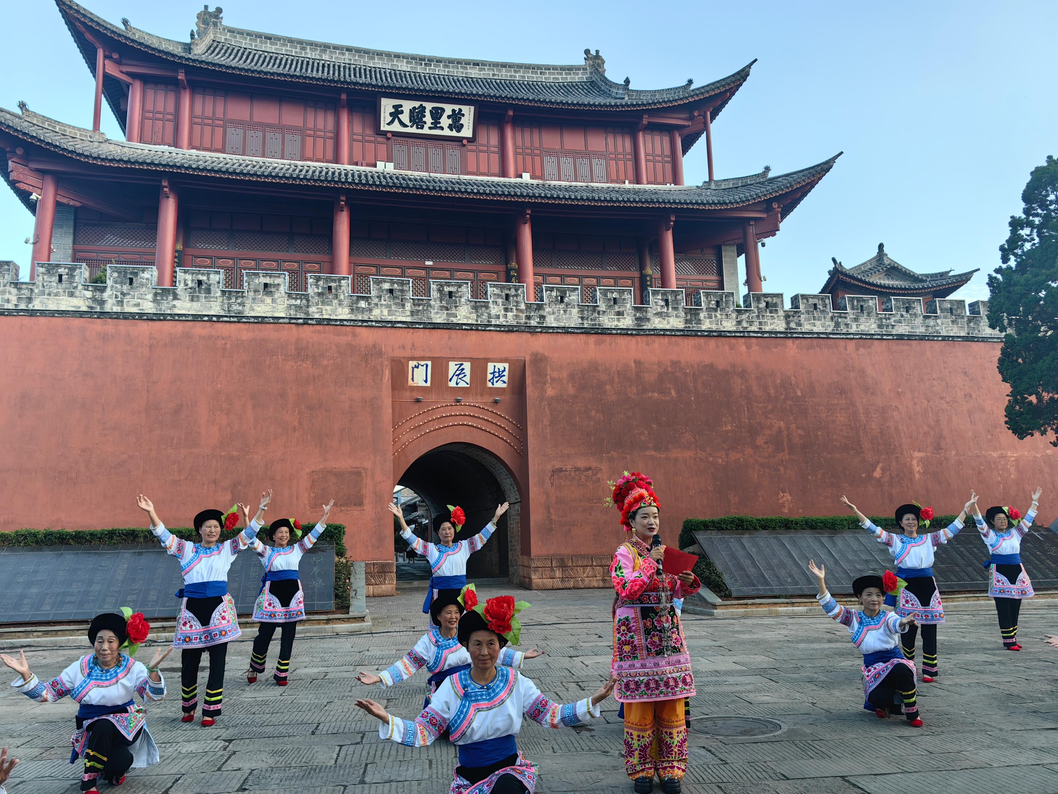 云南大理巍山舉辦普法宣傳活動。人民網(wǎng)記者 孝金波攝