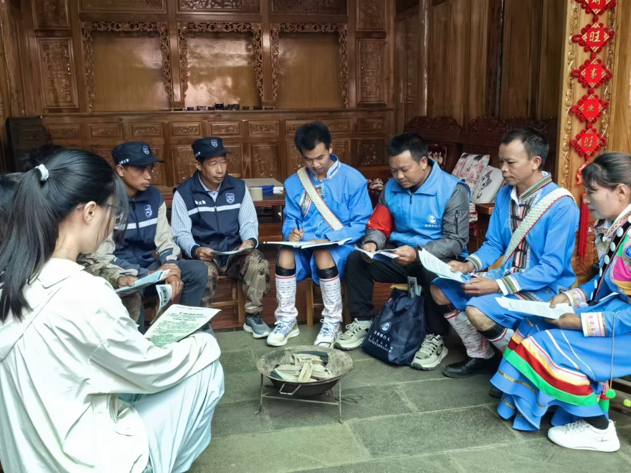 騰沖市猴橋鎮(zhèn)猴橋村國門新村舉辦火塘會。人民網(wǎng)記者 孝金波攝