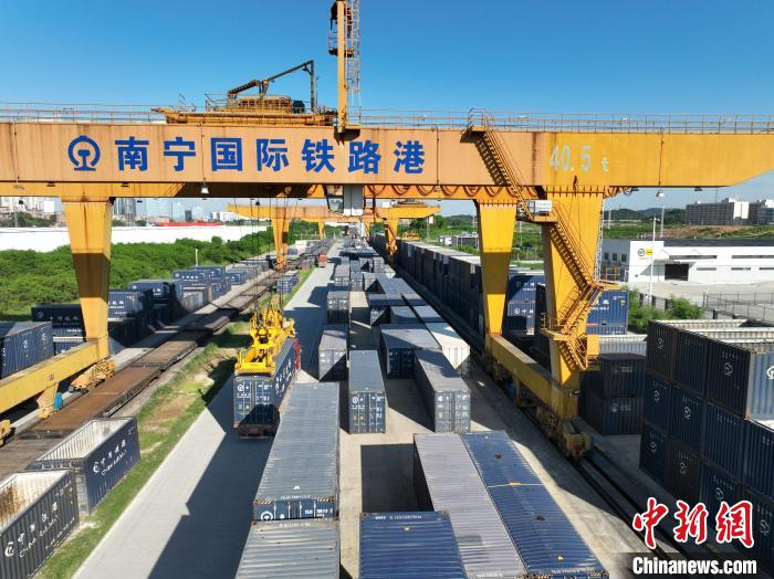 中越班列貨量陡增南寧國(guó)際鐵路港裝車(chē)忙