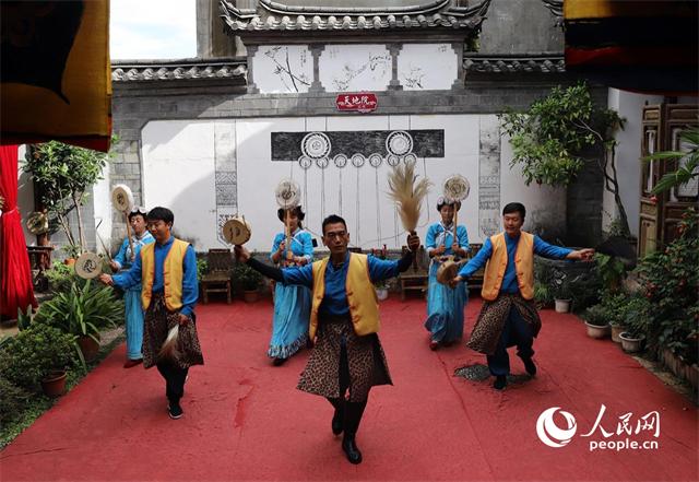 云南麗江古城“天地院”的納西族演出。 人民網(wǎng)記者 程浩攝