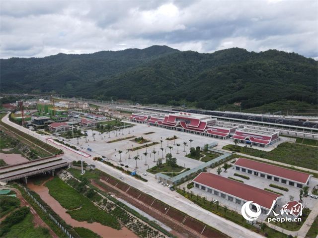 航拍云南磨憨口岸。 人民網(wǎng)記者 符皓攝