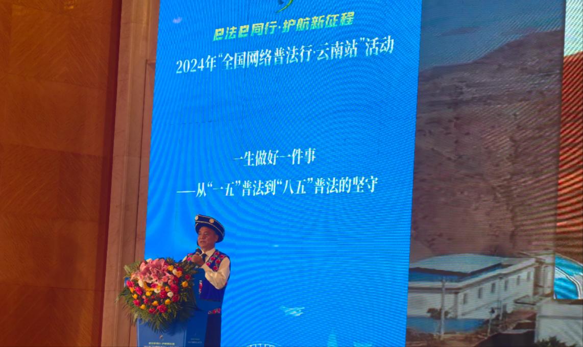 李學(xué)平分享普法的故事。人民網(wǎng)記者 孝金波攝