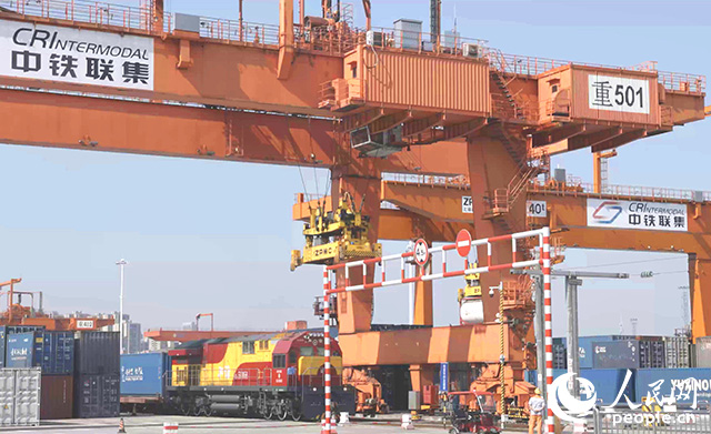 位于重慶國際物流樞紐園區(qū)的重慶鐵路集裝箱中心站。 人民網(wǎng)記者 劉祎攝