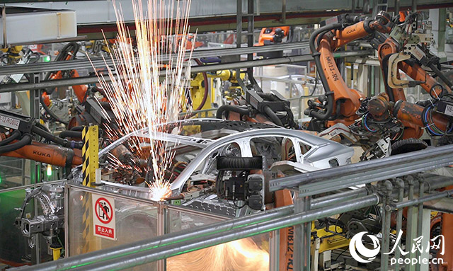 長安汽車兩江工廠，機(jī)械臂正在工作。人民網(wǎng)記者 劉祎攝