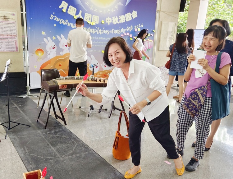 資訊有故事丨海外慶中秋活動創(chuàng)意滿滿 外國友人說“我知道了中國人為什么慶祝這個(gè)節(jié)日”