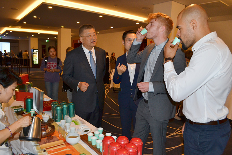 參會嘉賓品鑒貴州茶。貴州省互聯(lián)網(wǎng)信息辦公室供圖