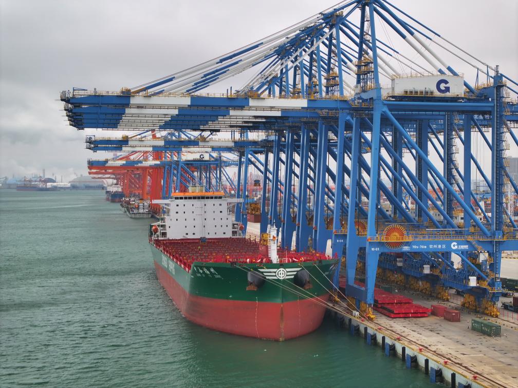 2月23日拍攝的廣西北部灣港欽州港區(qū)的碼頭堆場(chǎng)（無(wú)人機(jī)照片）。新華社記者 周華 攝