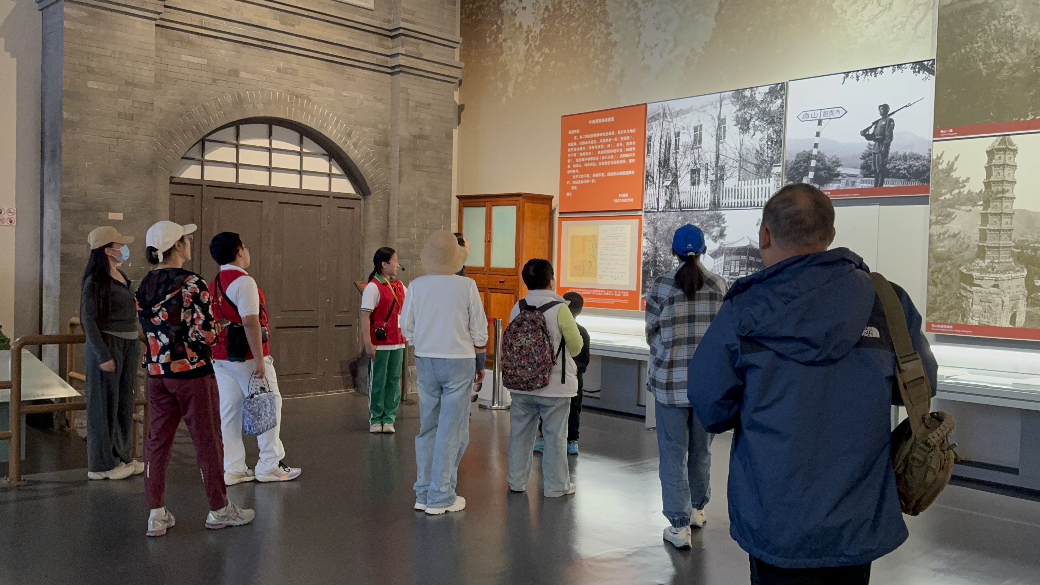 10月4日，北京香山革命紀念館內(nèi)，一名“紅領(lǐng)巾志愿者”正在為參觀者講解。人民網(wǎng)記者 劉微攝