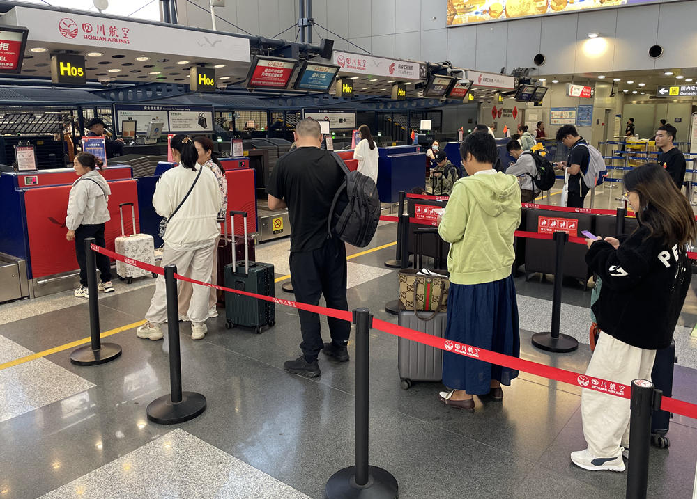 旅客在首都機(jī)場(chǎng)排隊(duì)辦理登機(jī)手續(xù)。人民網(wǎng)記者 喬雪峰攝