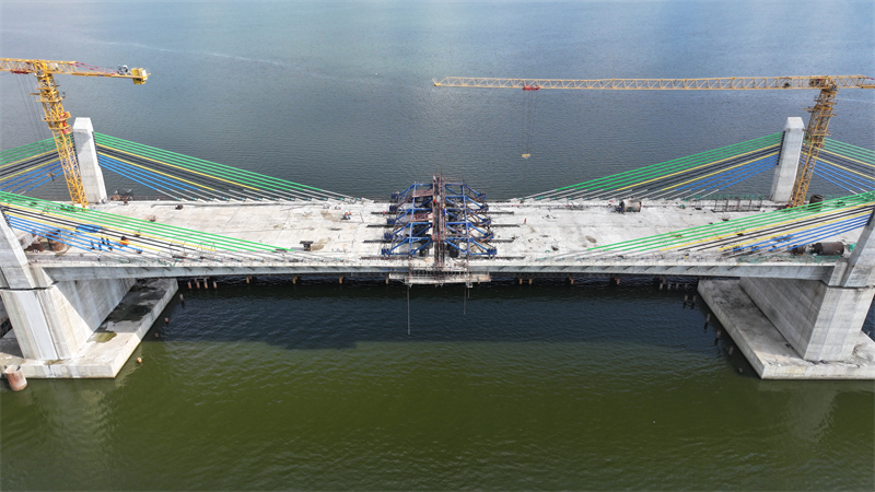 圖為馬古富力大橋合龍現(xiàn)場。中土東非公司供圖