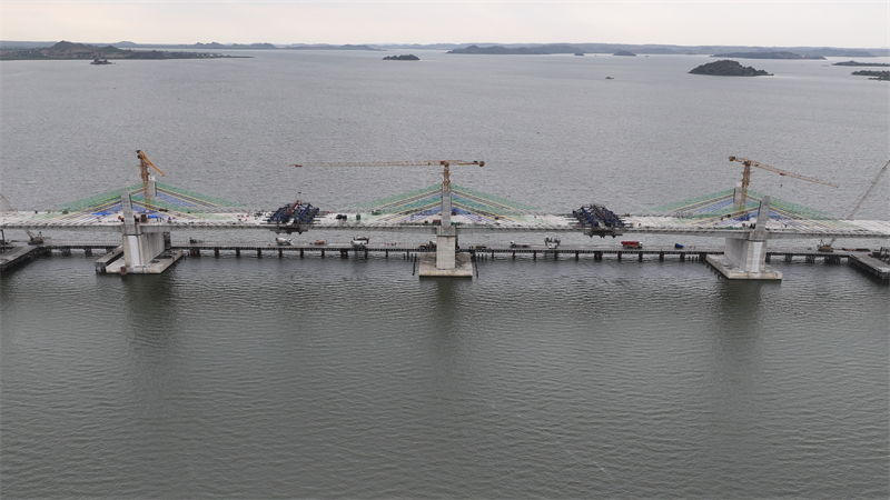 圖為馬古富力大橋合龍現(xiàn)場。中土東非公司供圖