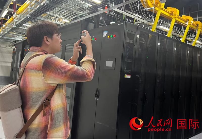 韓國博主樸大一參觀中國移動(dòng)新疆云計(jì)算和大數(shù)據(jù)中心機(jī)房。人民網(wǎng)記者曾書柔攝