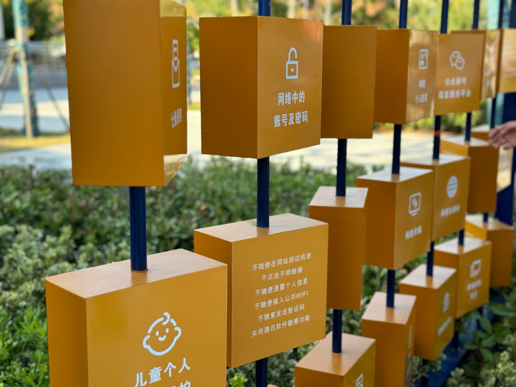 改革沃土綻放法治之花——“全國(guó)網(wǎng)絡(luò)普法行安徽站”活動(dòng)采訪團(tuán)走進(jìn)小崗村