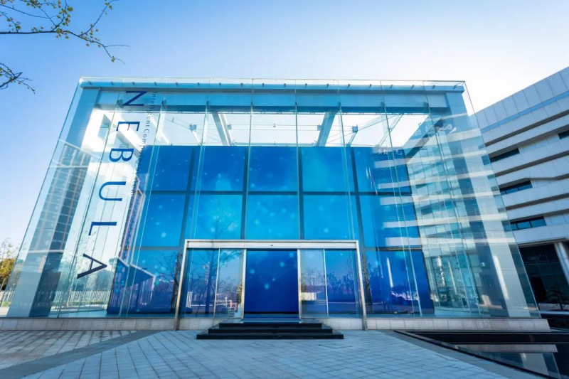 【烏鎮(zhèn)觀潮】加速智慧互聯(lián)，從“枕水烏鎮(zhèn)”駛向“數(shù)字藍?！? oldsrc=