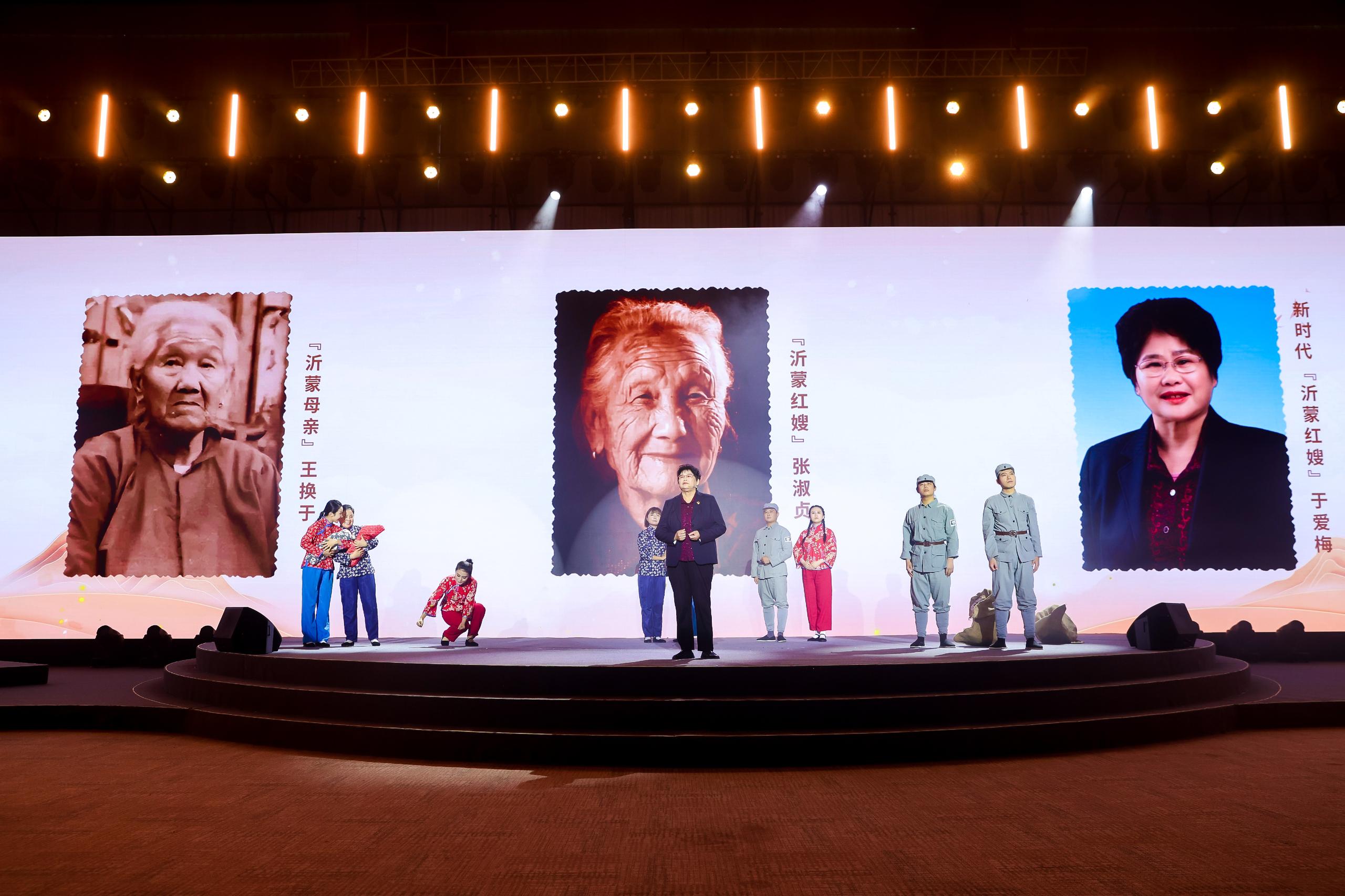 “何以中國·弦歌不輟”網(wǎng)絡(luò)主題活動(dòng)現(xiàn)場，于愛梅講述“沂蒙紅嫂”的故事。人民視頻供圖。