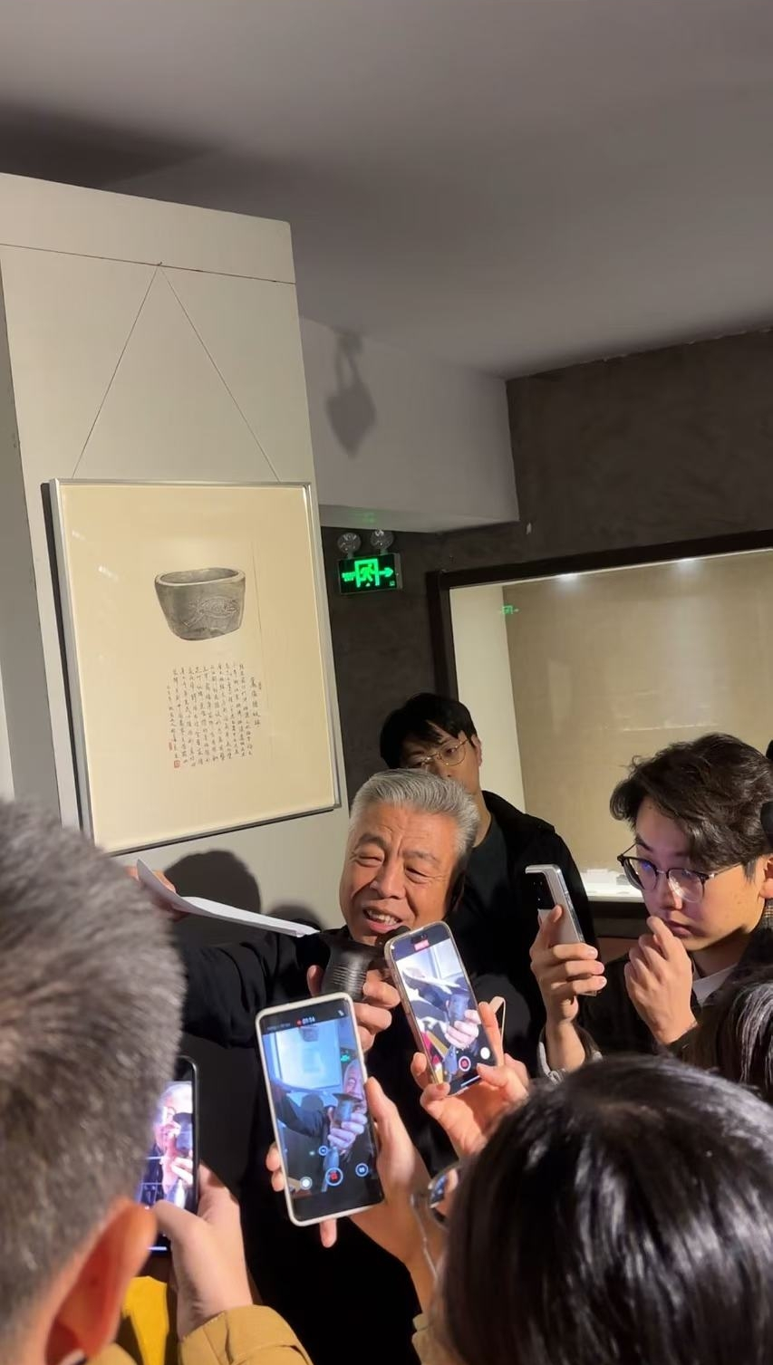 黑陶邢文化博物館館長(zhǎng)邢葆東展示兩張相疊的A4紙，向記者解釋此為杯口的厚度。