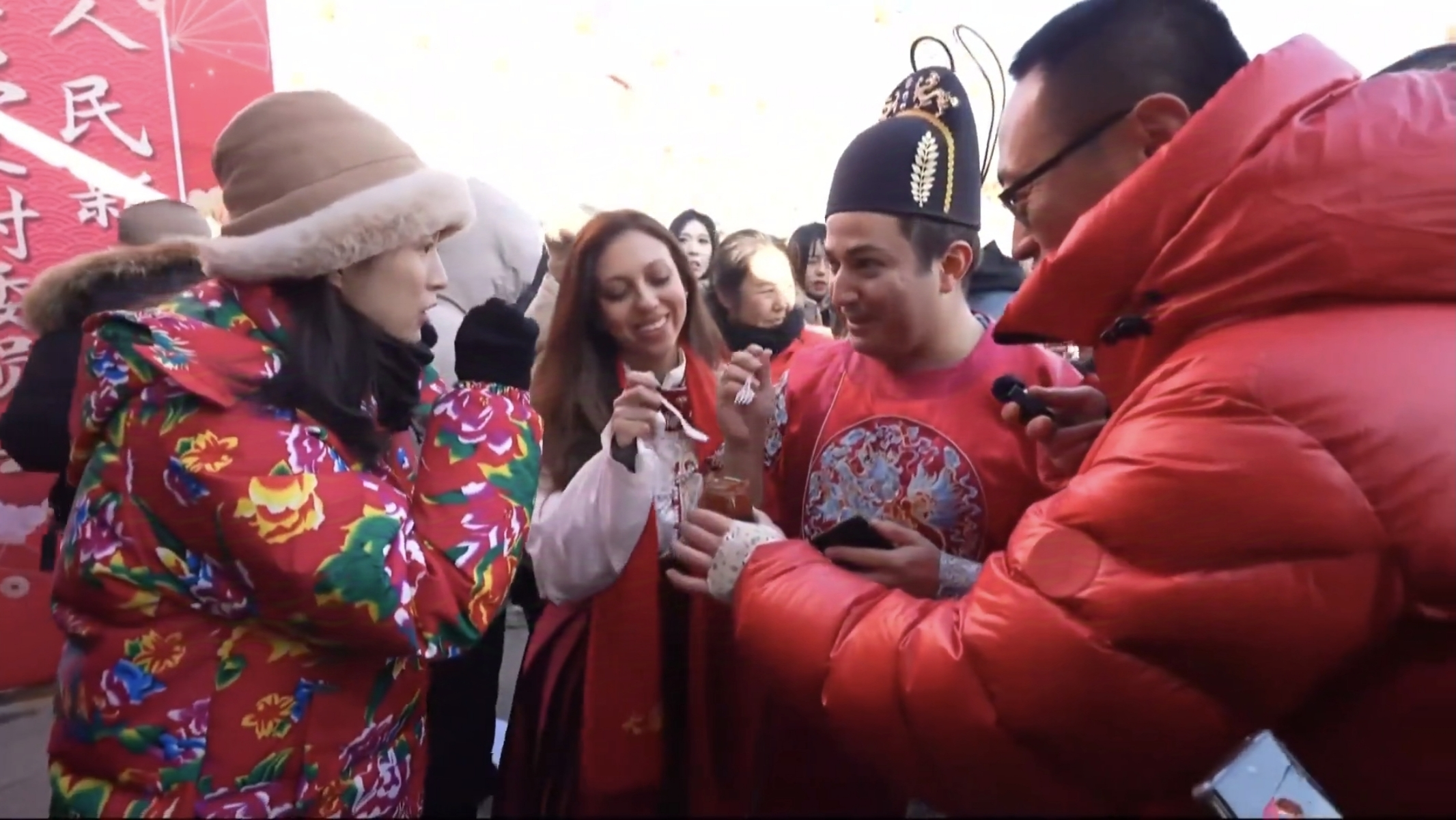 津彩過大年 | 國際青年趕鄉(xiāng)村大集 這個(gè)非遺春節(jié)收獲多多