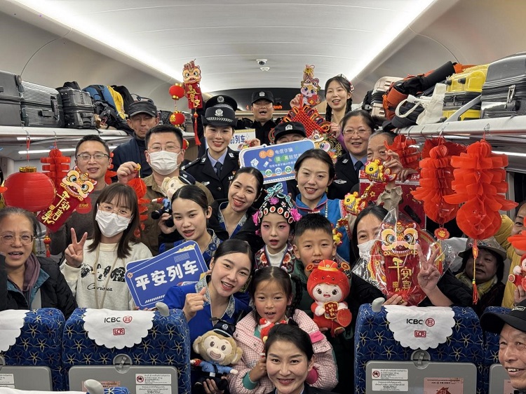 春節(jié)期間，在中老鐵路磨萬（磨丁—萬象）段，鐵路客運(yùn)員工與乘客合影留念。李加勇攝