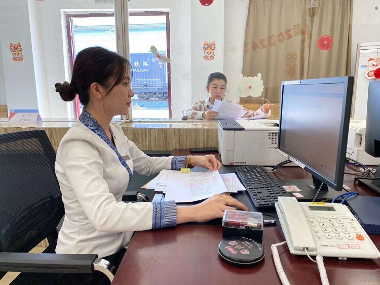 春節(jié)期間，中老鐵路員工堅(jiān)守崗位，保障鐵路運(yùn)行安全、暢通。李加勇攝