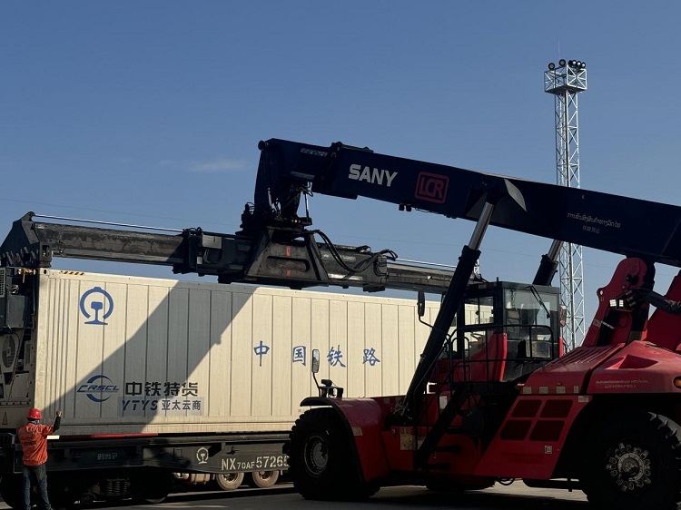 春節(jié)期間，起重機(jī)吊裝即將發(fā)運(yùn)的冷鏈集裝箱。李加勇攝