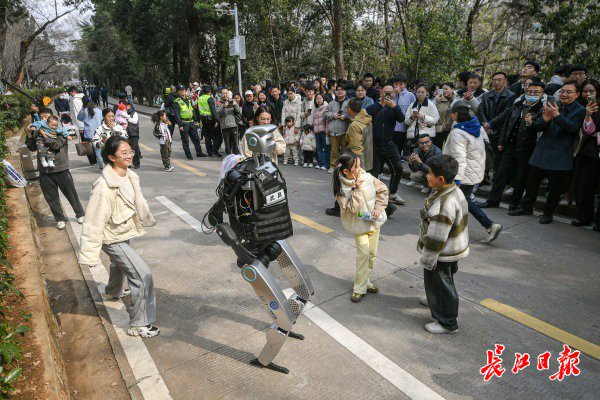 “智警小珞”人形機(jī)器人和小朋友們斗舞。長(zhǎng)江日?qǐng)?bào)記者史偉 攝