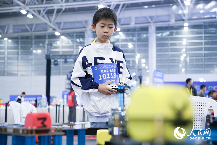 參加2025數(shù)字中國(guó)創(chuàng)新大賽青少年AI機(jī)器人賽道決賽的小選手。人民網(wǎng)記者 焦艷攝