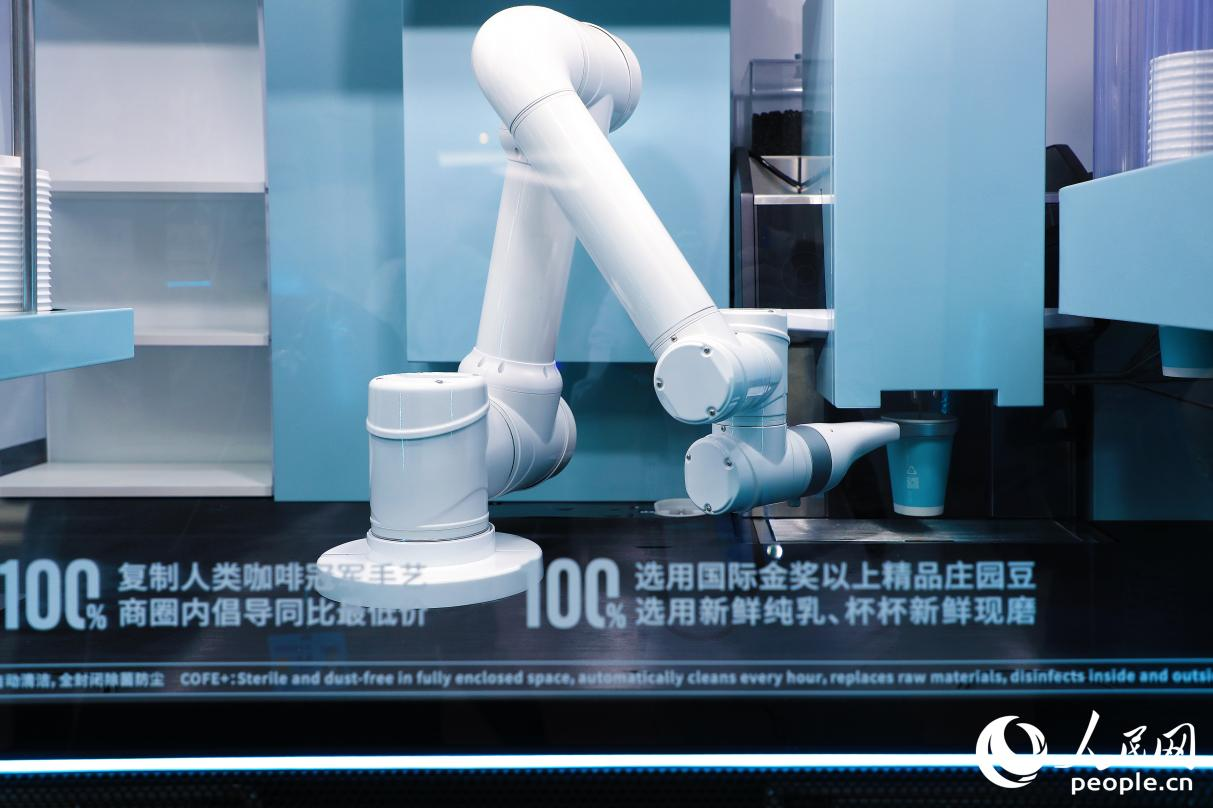 機(jī)器人現(xiàn)磨咖啡。人民網(wǎng) 李唯一攝