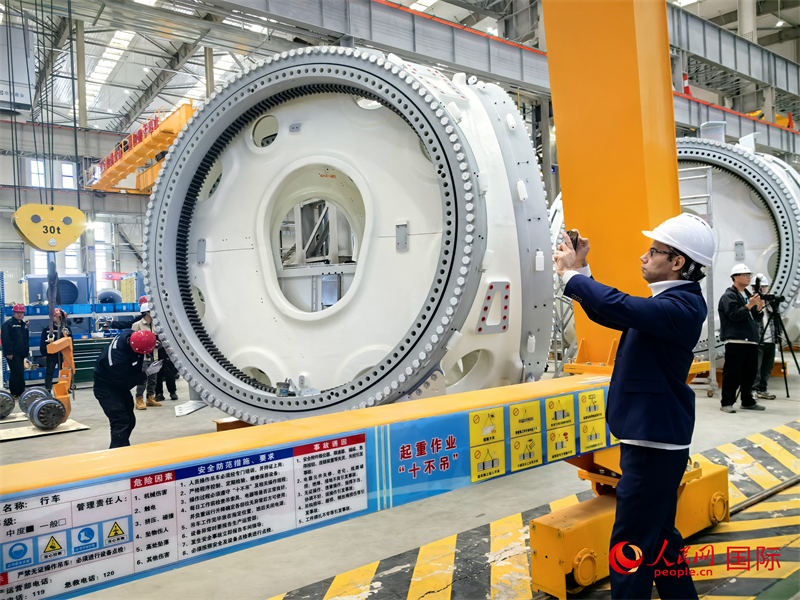 外媒記者參觀位于烏蘭察布察哈爾高新技術(shù)開發(fā)區(qū)的運(yùn)達(dá)風(fēng)電裝備制造廠房。人民網(wǎng) 楊春燕攝