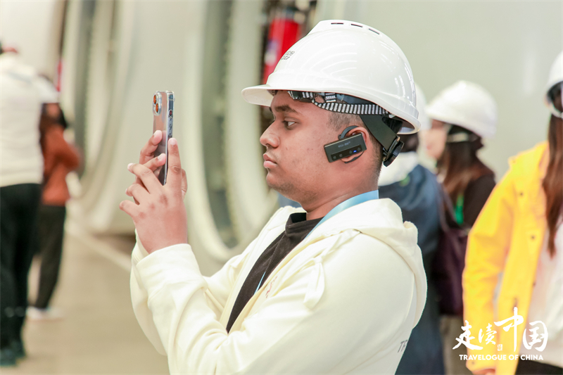 斐濟(jì)廣播公司記者尼基爾·庫馬爾（Nikhil Kumar）參觀運(yùn)達(dá)風(fēng)電裝備制造廠房。環(huán)球網(wǎng)供圖