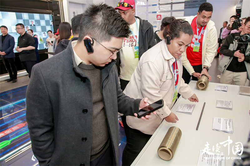 菲律賓《商業(yè)鏡報(bào)》蔡辰威（左）在烏蘭察布察哈爾高新技術(shù)開發(fā)區(qū)聽取講解。環(huán)球網(wǎng)供圖