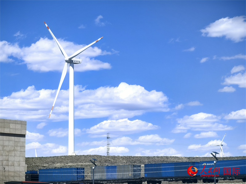 烏蘭察布烏蘭哈達(dá)火山附近的風(fēng)力渦輪發(fā)電機(jī)。人民網(wǎng) 楊春燕攝