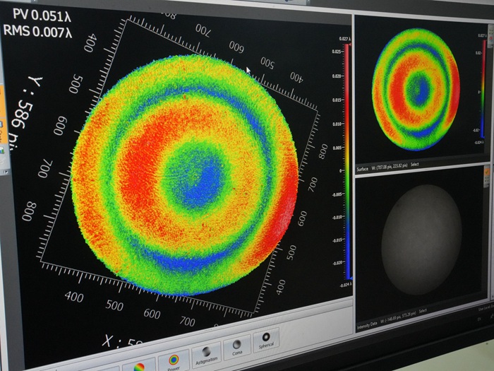 屏幕上清晰顯示著光學元器件的打磨程度。人民網(wǎng)記者 李洋攝