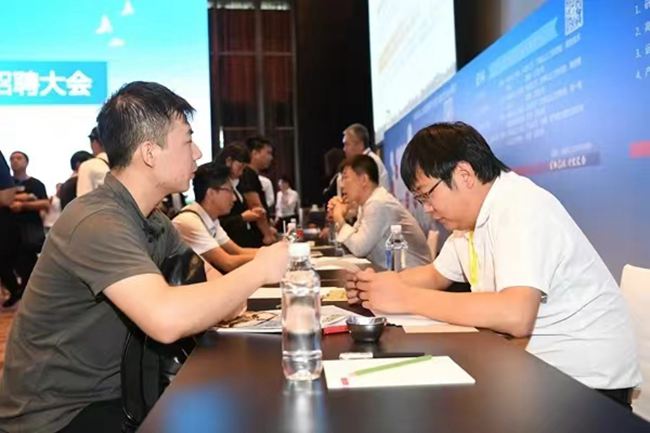 光電產(chǎn)業(yè)人才招聘會。人民網(wǎng)記者 李洋攝