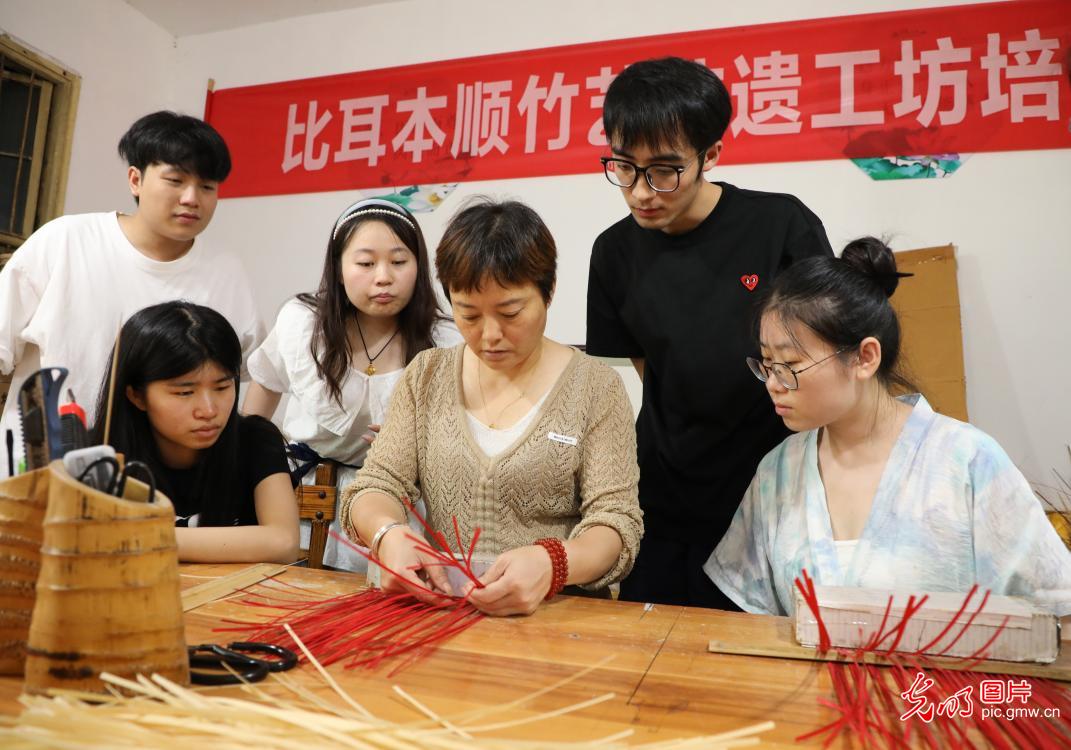 直播助農(nóng)、健康義診、扮靚街巷……青年學(xué)子暑期返鄉(xiāng)服務(wù)桑梓