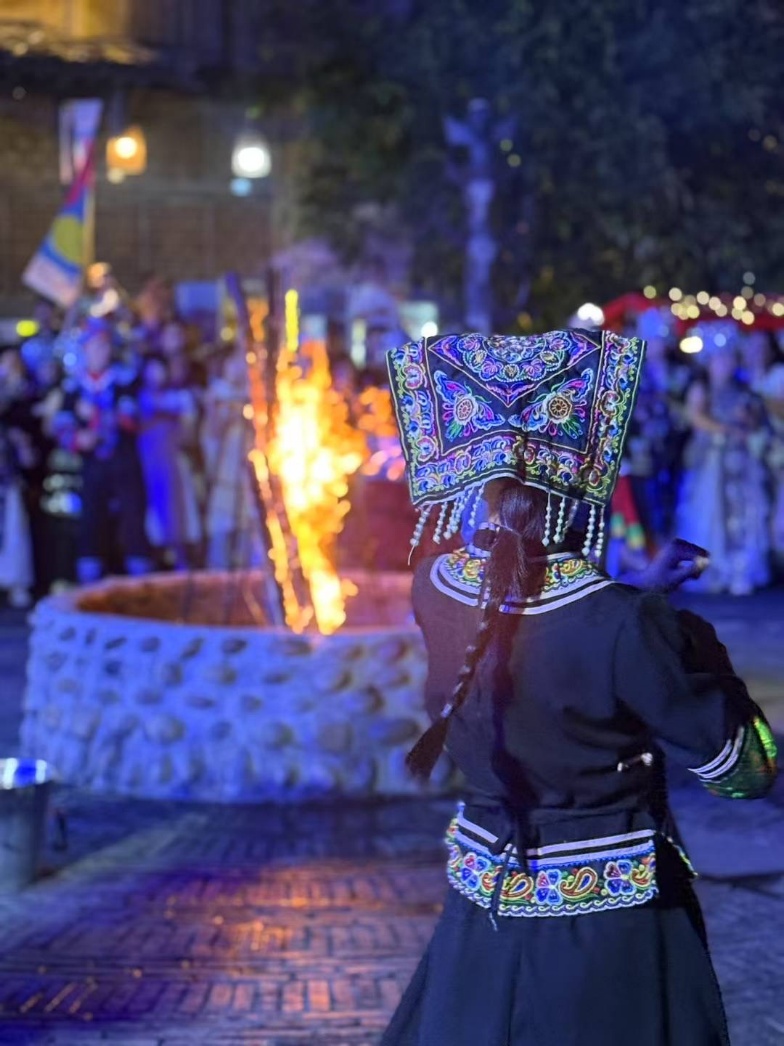 2025年7月，貴州烏江寨“萬人打跳夜”現(xiàn)場。受訪者供圖