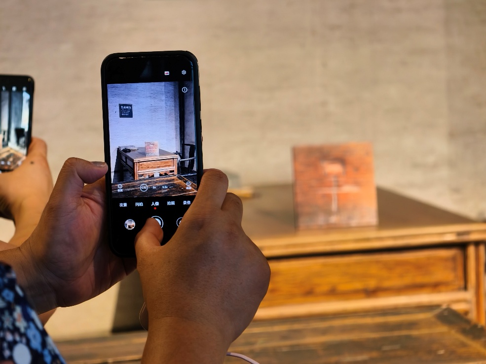 2025年7月15日，暑期研學團小朋友在浙江省紹興市三味書屋拍攝魯迅讀書座位及課桌上的“早”字。受訪者供圖