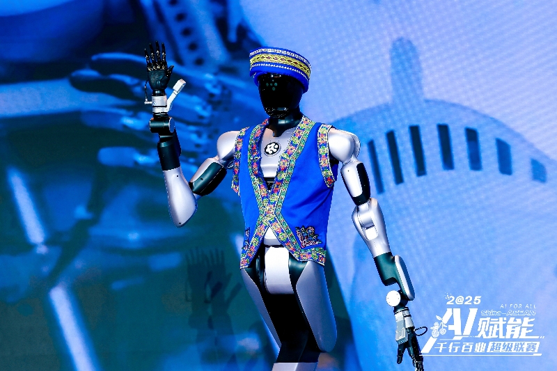 具身智能機(jī)器人“愛寶”亮相。主辦方供圖