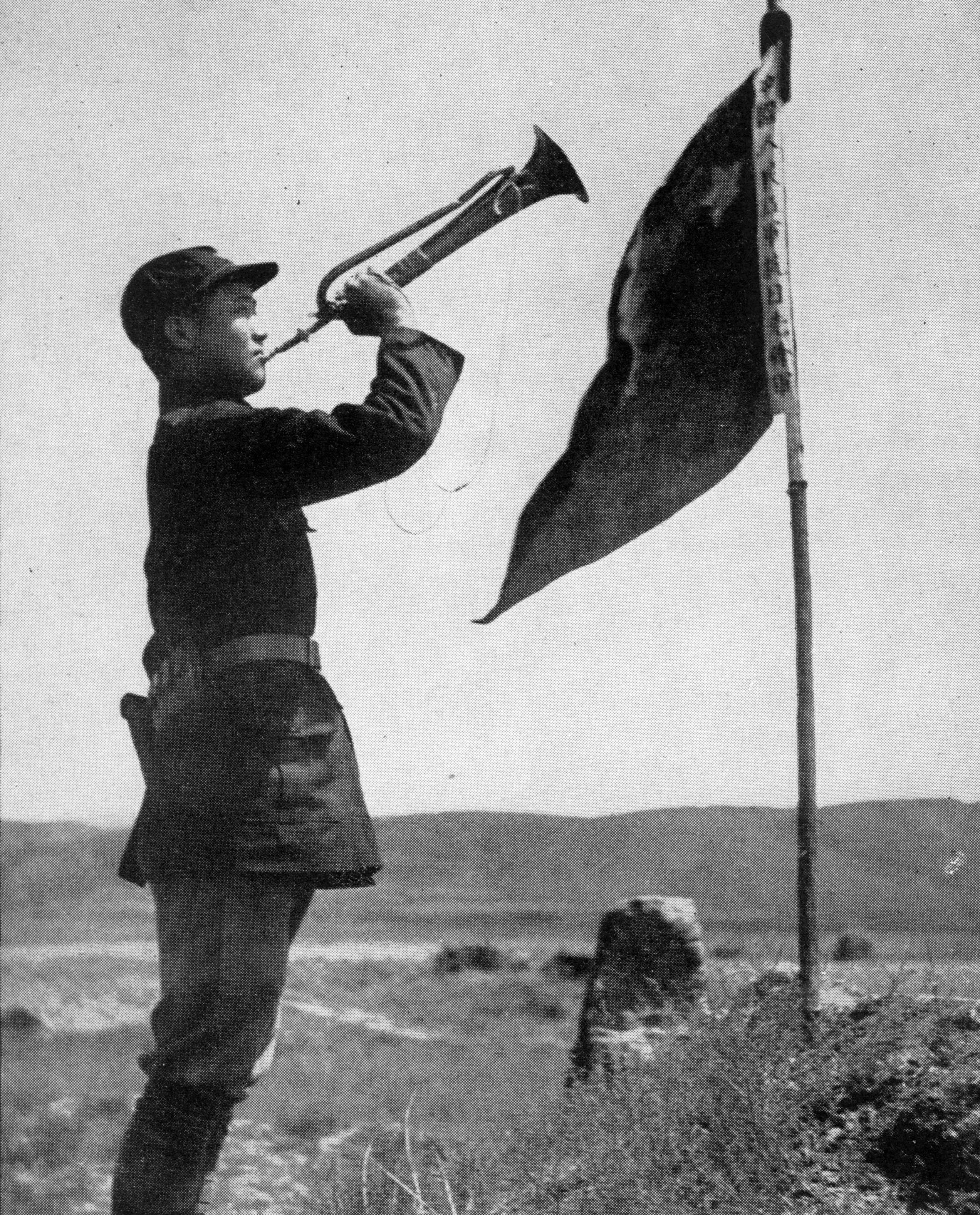 斯諾在預(yù)旺堡拍攝的紅軍司號員，他身邊的旗子上寫著“中國人民紅軍抗日先鋒隊(duì)”。