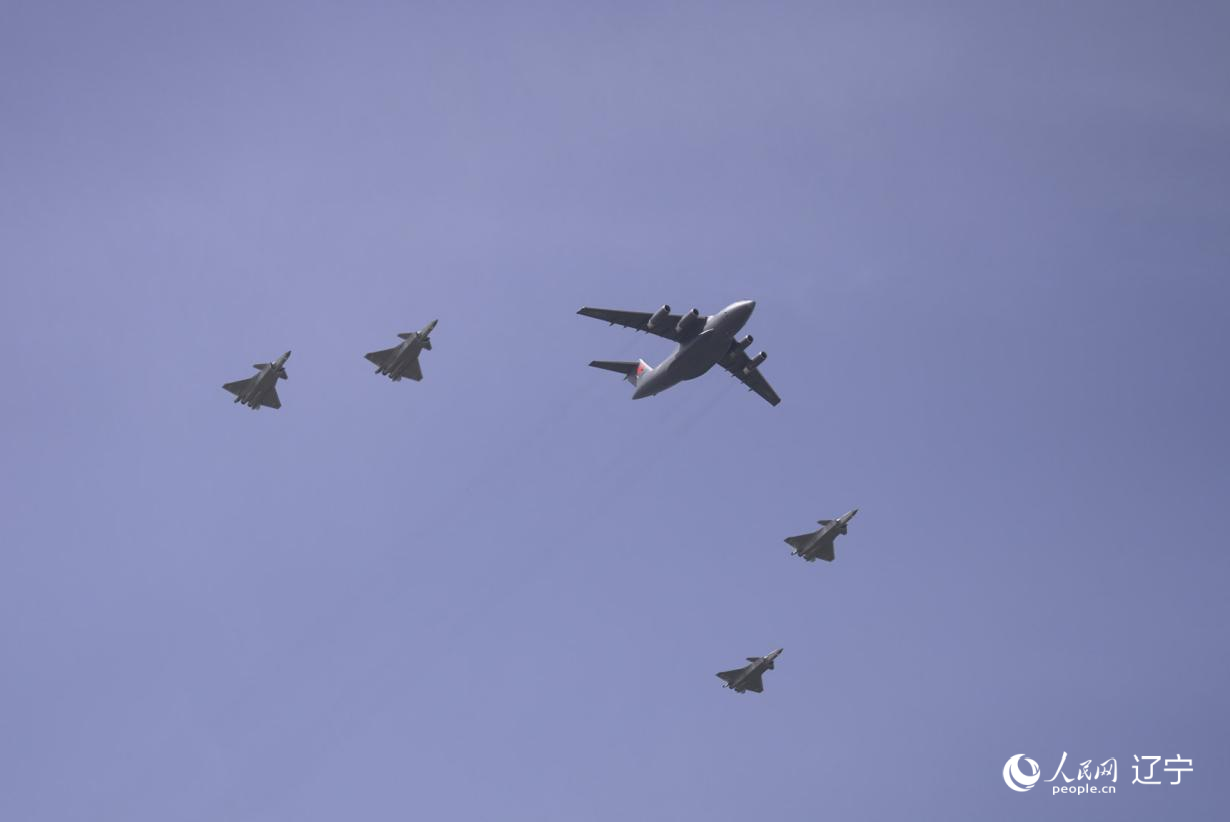 執(zhí)行第十二批在韓中國人民志愿軍烈士遺骸轉(zhuǎn)運任務(wù)的運-20進(jìn)入中國領(lǐng)空后，首次采用“五機編隊”的方式，由4架殲-20伴飛護(hù)航，與往年相比護(hù)航規(guī)格更高。人民網(wǎng)記者 邱宇哲攝