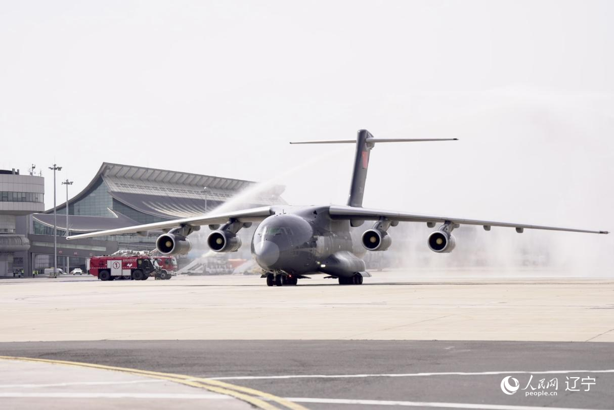 沈陽桃仙國際機場以“過水門”最高禮遇迎接英烈回家。人民網(wǎng)記者 邱宇哲攝