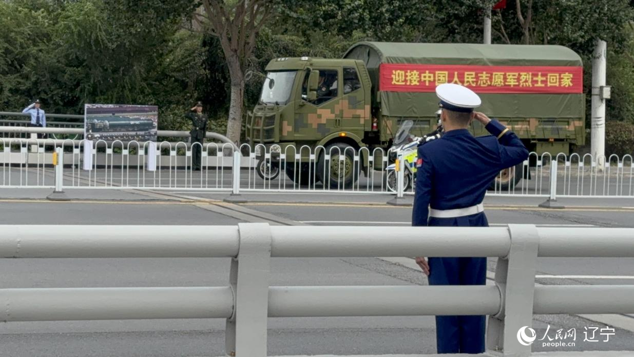 沈陽市渾河橋東側(cè)，擺放著東風(fēng)—5C導(dǎo)彈的受閱照片。人民網(wǎng)記者 湯龍攝