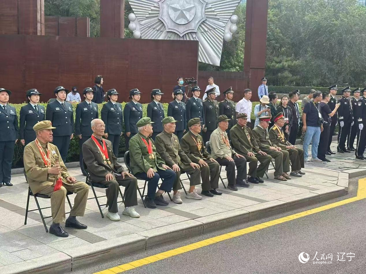 沈陽抗美援朝烈士陵園門前，志愿軍老戰(zhàn)士等候戰(zhàn)友的歸隊。人民網(wǎng)記者 周頌雪攝