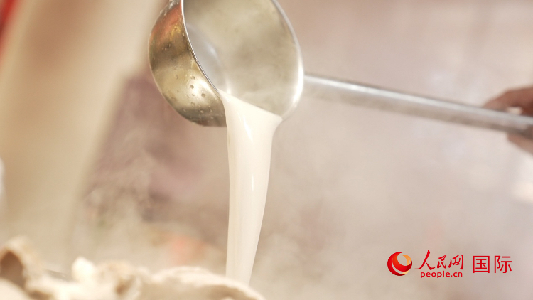 熬制中的徐州羊湯。人民網(wǎng)記者 蘇纓翔攝