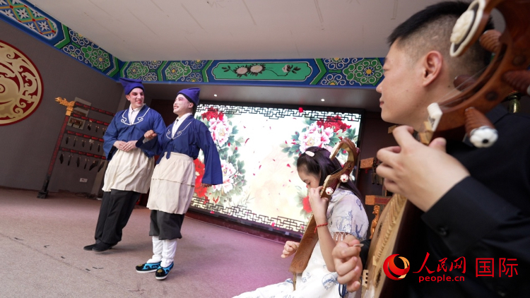 人民網(wǎng)外籍專家湖長明體驗(yàn)柳琴戲。人民網(wǎng)記者 蘇纓翔攝