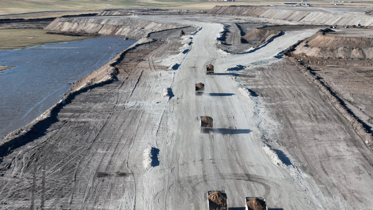 徐工無人電動(dòng)礦卡行駛在內(nèi)蒙古華能伊敏露天礦區(qū)。受訪對象供圖