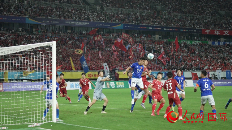 “蘇超”比賽現(xiàn)場。人民網(wǎng)記者 余樂攝