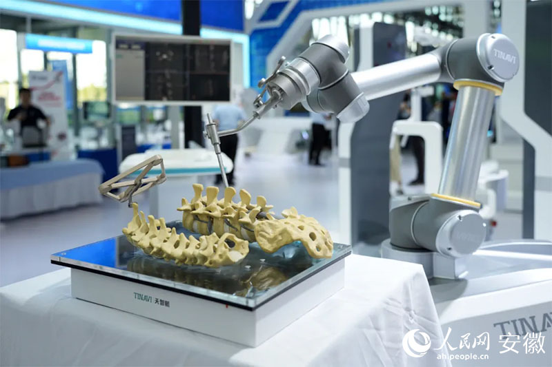 2024世界制造業(yè)大會上展出的骨科手術(shù)機器人。人民網(wǎng)記者 王銳攝