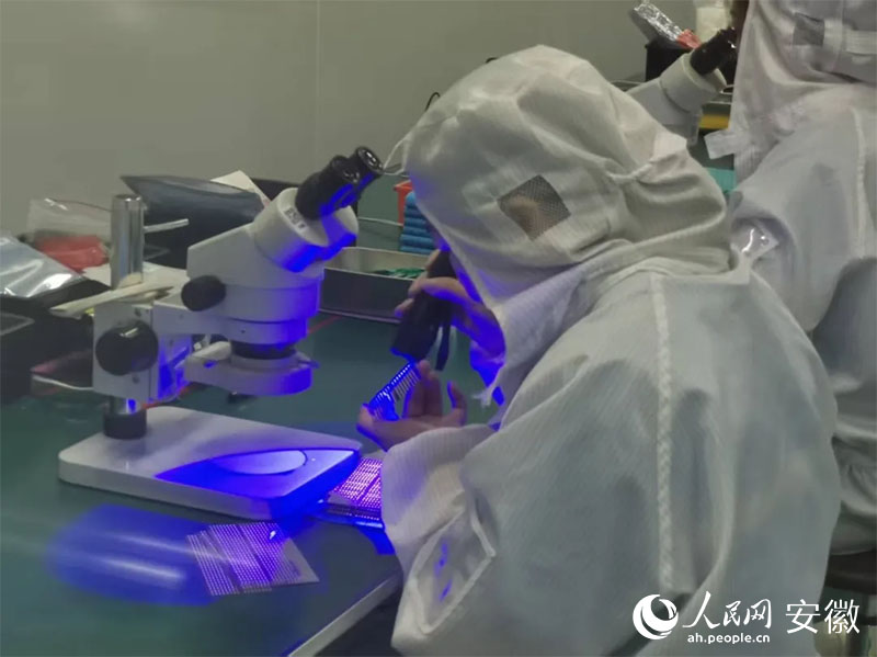 金張科技帶動下，超100家功能膜新材料企業(yè)在太湖縣集聚。人民網(wǎng)記者 胡雨松攝